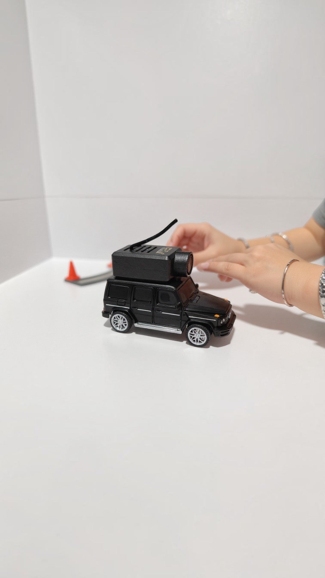 Coche RC Castor UP negro con cámara FPV montada en el techo, ideal para exploración en interiores y video en tiempo real