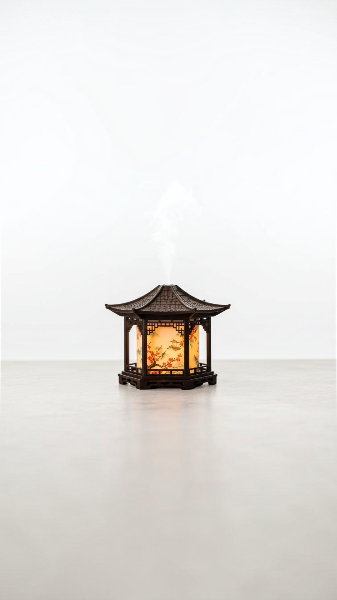 Humidificador Castor UP con diseño de pagoda tradicional, luz cálida y motivos florales sobre fondo blanco