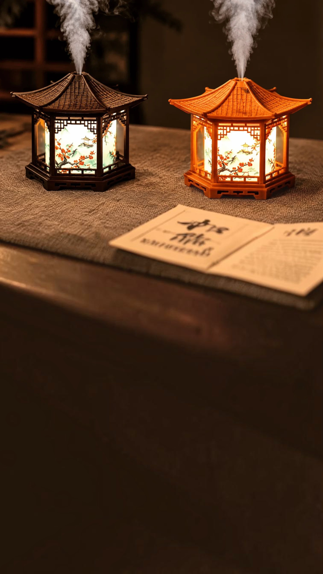 Humidificador Castor UP con diseño de pagoda tradicional, iluminación cálida y detalles florales sobre mesa rústica.