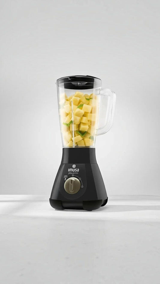 Licuadora Castor UP IMUSA PowerMix negra de 1.5 litros con vaso transparente lleno de trozos de piña y menta