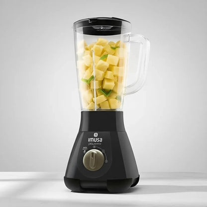 Licuadora Castor UP Imusa Powermix negra con jarra transparente llena de trozos de piña sobre encimera blanca