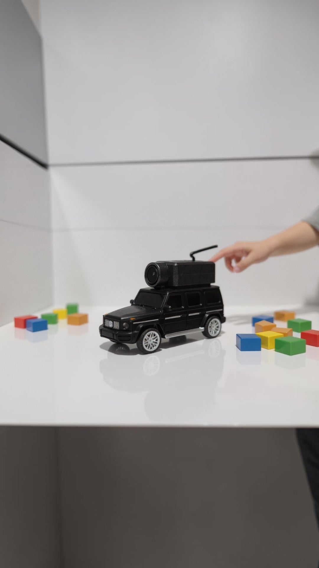 Mini coche RC negro Castor UP con cámara FPV montada en el techo, ideal para exploración en interiores
