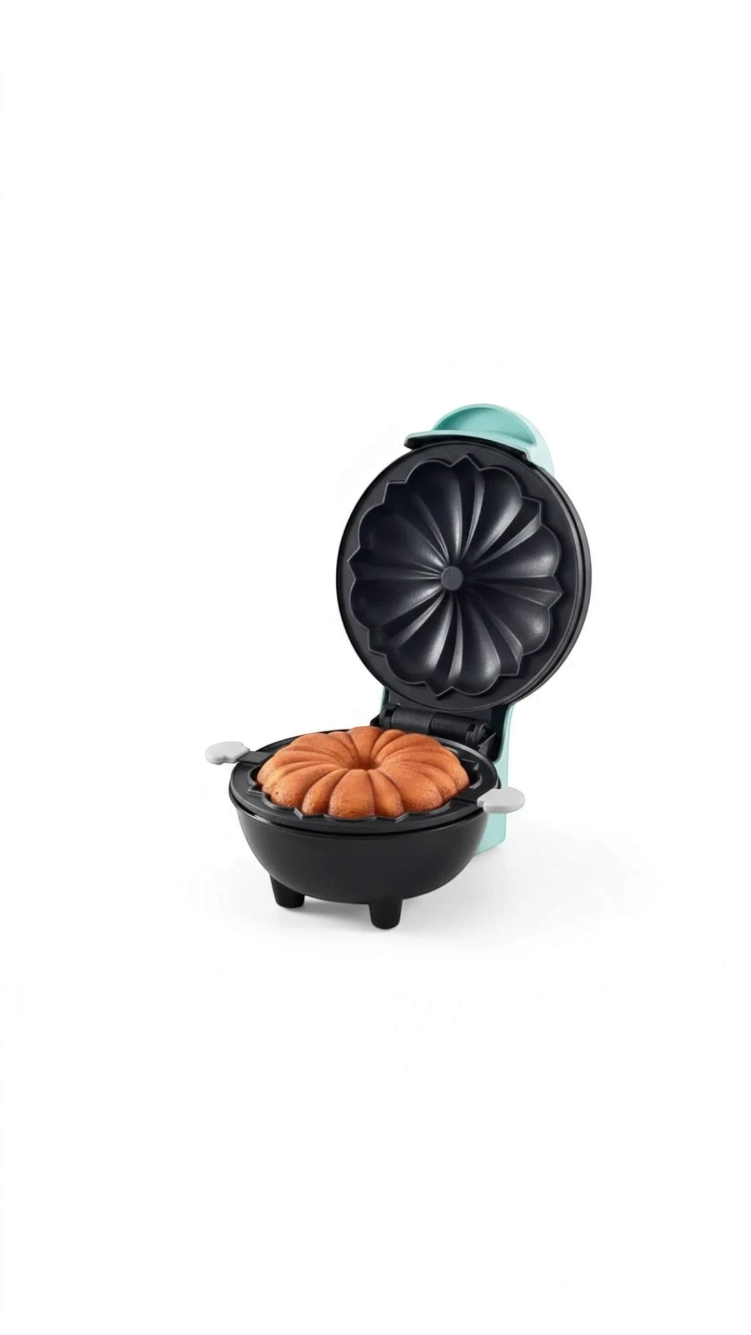 Mini máquina eléctrica Castor UP color verde menta con pastel tipo Bundt recién horneado y superficie antiadherente