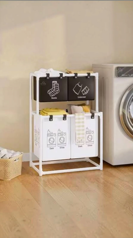 Organizador de lavandería Castor UP de cuatro compartimentos con estructura blanca y bolsas de tela etiquetadas