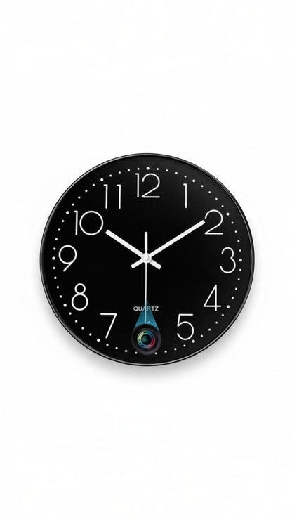 Reloj de pared Castor UP con cámara espía Wifi integrada, diseño circular negro con números blancos y lente oculta.