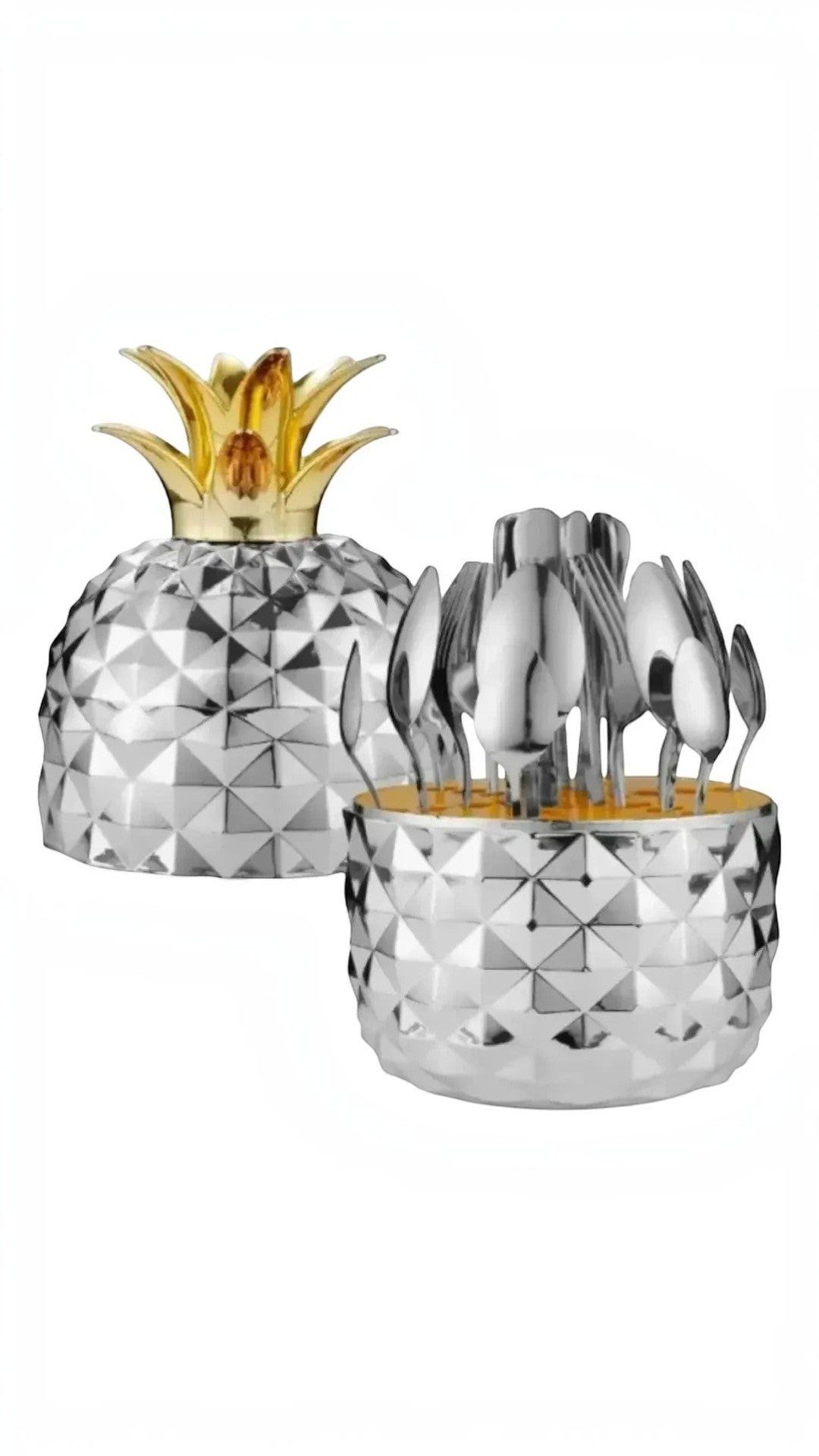 Set de cubiertos Castor UP de acero inoxidable con soporte decorativo en forma de piña geométrica plateada y dorada.